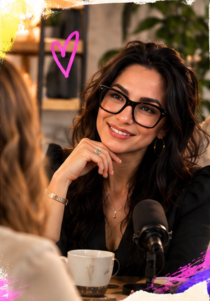 Mariana conversando frente a un micrófono de podcast