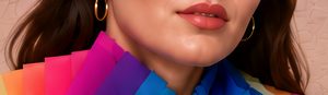 Abanico de colores junto al rostro