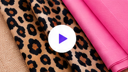 Telas de animal print y rosa con botón de reproducir